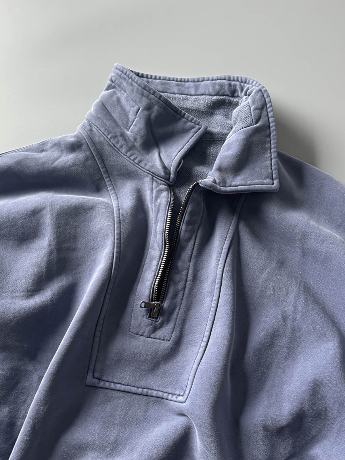 前ポケットとフラップカラーのジップディテール