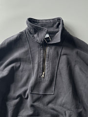 前ポケットとフラップカラーのジップディテール