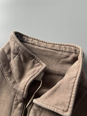 前ポケットとフラップカラーのジップディテール