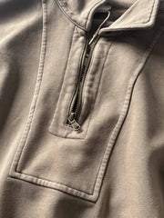 前ポケットとフラップカラーのジップディテール