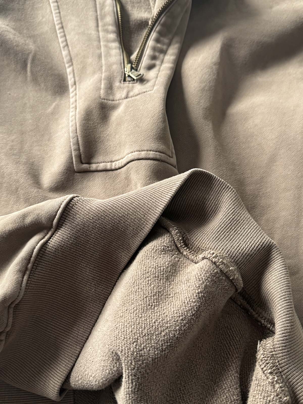 前ポケットとフラップカラーのジップディテール