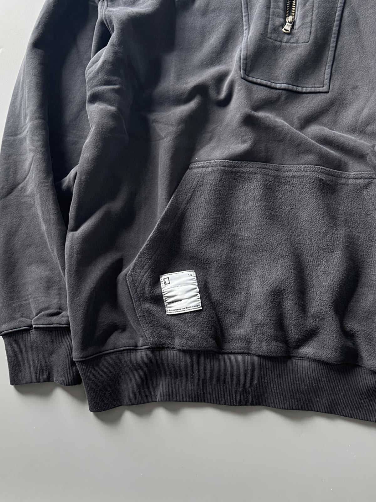 前ポケットとフラップカラーのジップディテール