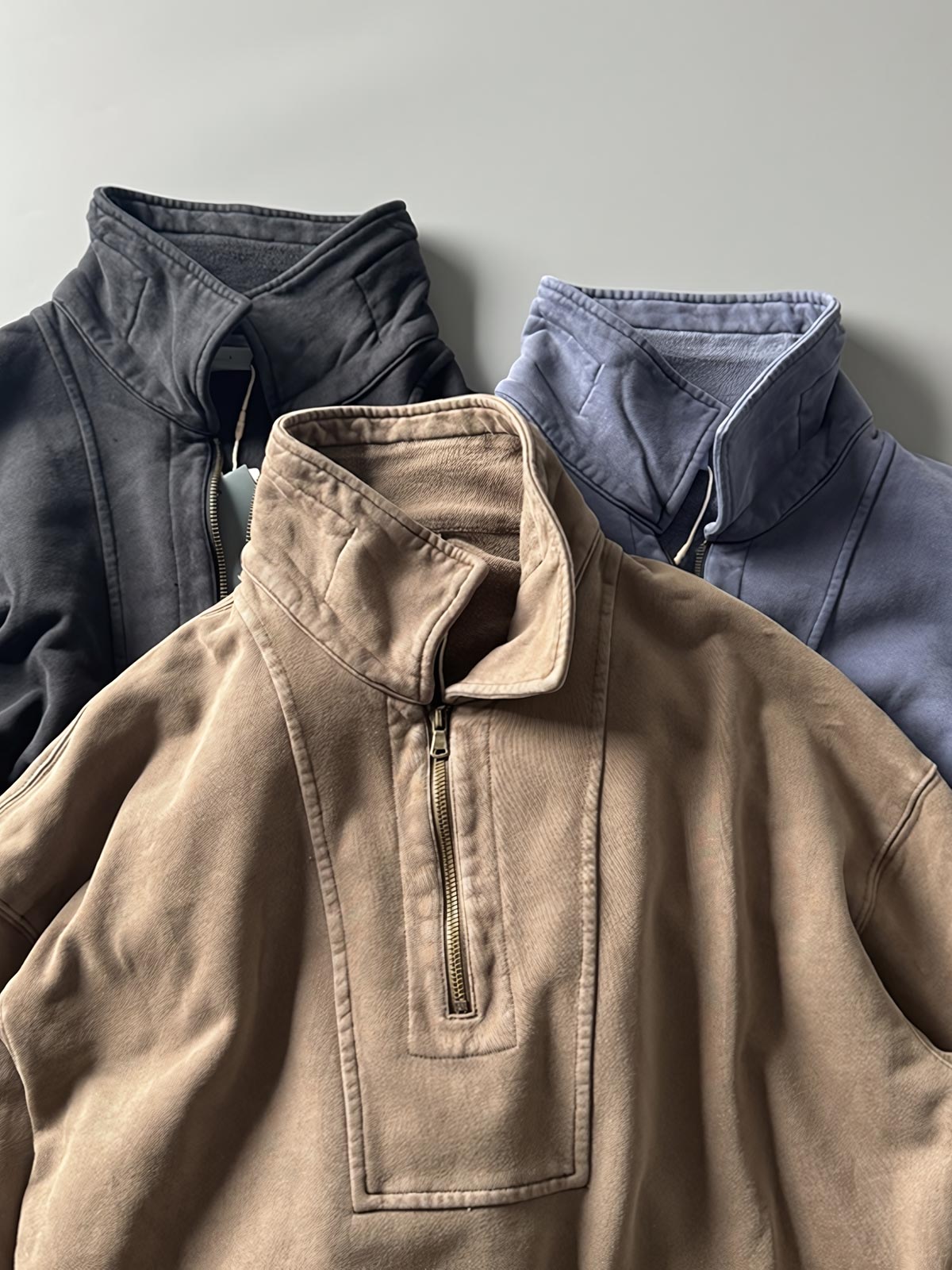 前ポケットとフラップカラーのジップディテール