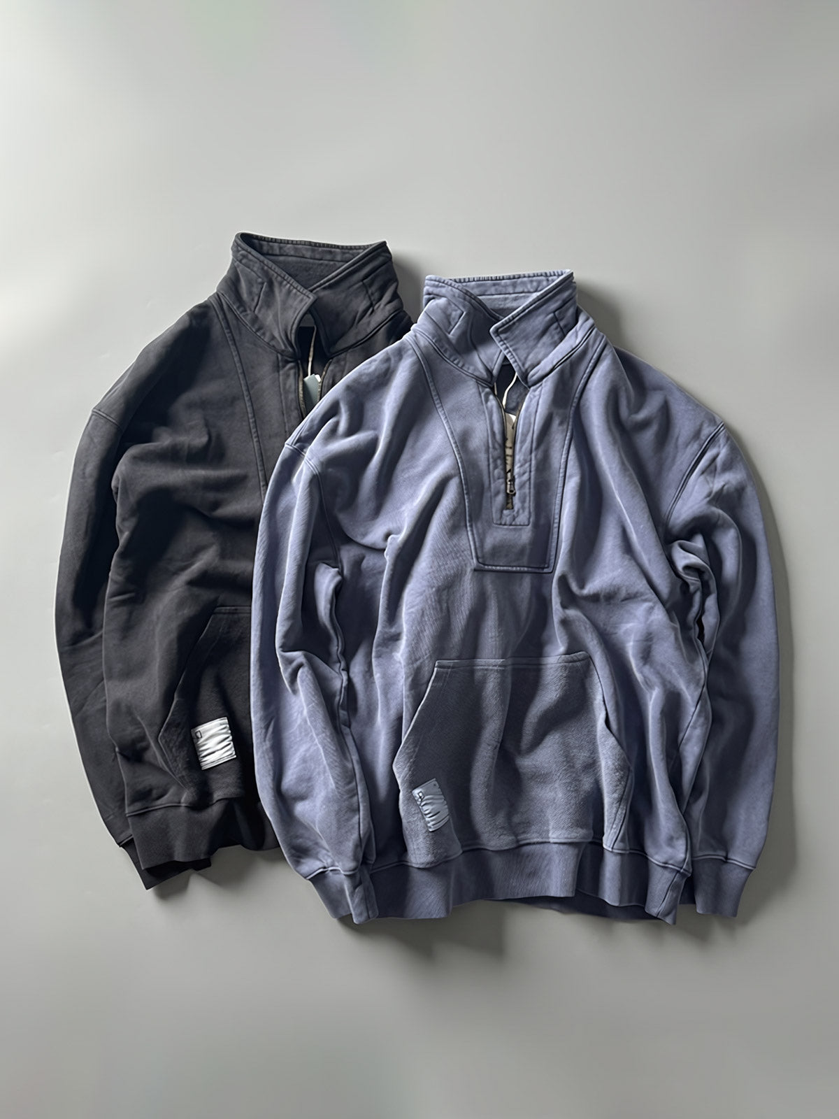 前ポケットとフラップカラーのジップディテール