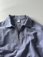 前ポケットとフラップカラーのジップディテール