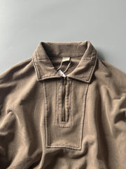 前ポケットとフラップカラーのジップディテール