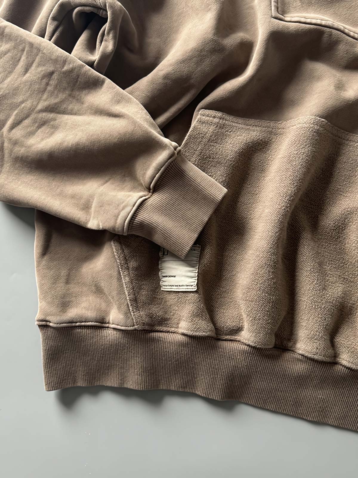 前ポケットとフラップカラーのジップディテール