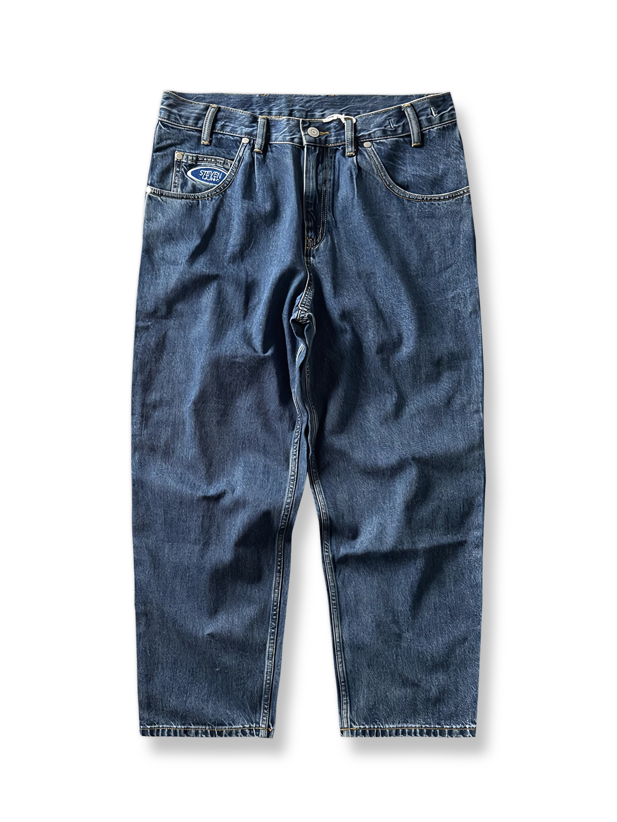 製品画像: 刺繍デザインが特徴のテーパードシルエットデニムパンツ全体画像
詳細画像: ポケット部分の刺繍ディテールとクラシックデニムブルーの生地