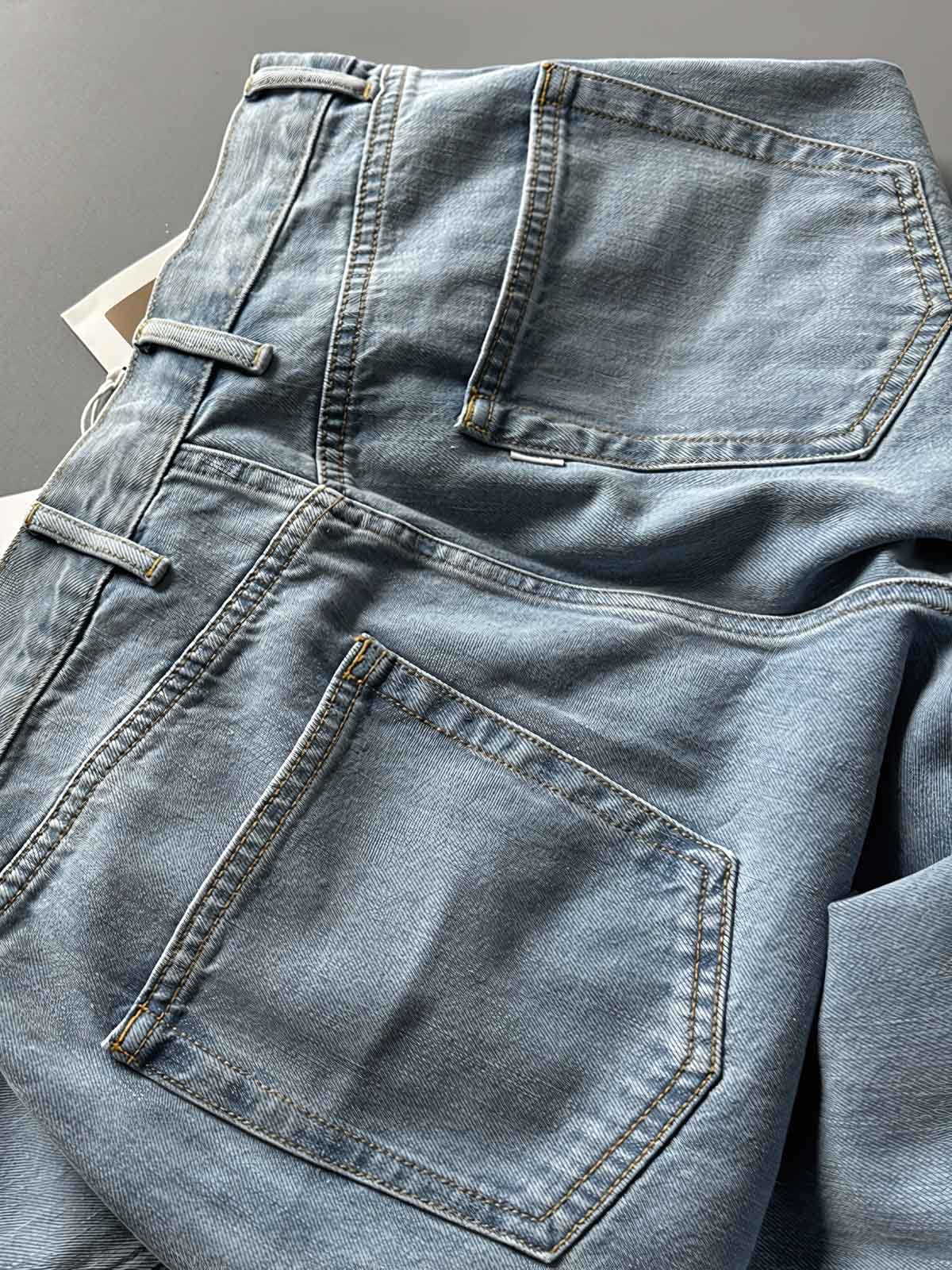 製品画像: 刺繍デザインが特徴のテーパードシルエットデニムパンツ全体画像
詳細画像: ポケット部分の刺繍ディテールとクラシックデニムブルーの生地