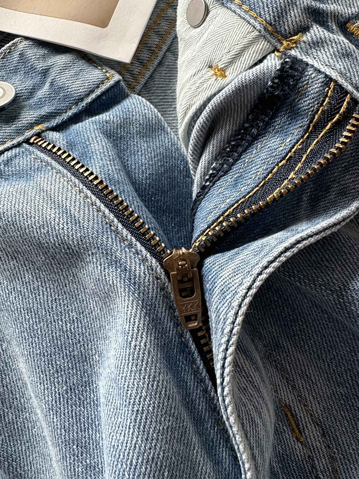 製品画像: 刺繍デザインが特徴のテーパードシルエットデニムパンツ全体画像
詳細画像: ポケット部分の刺繍ディテールとクラシックデニムブルーの生地