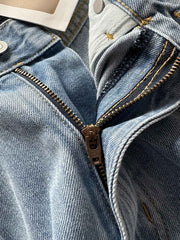 製品画像: 刺繍デザインが特徴のテーパードシルエットデニムパンツ全体画像
詳細画像: ポケット部分の刺繍ディテールとクラシックデニムブルーの生地