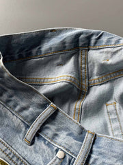 製品画像: 刺繍デザインが特徴のテーパードシルエットデニムパンツ全体画像
詳細画像: ポケット部分の刺繍ディテールとクラシックデニムブルーの生地