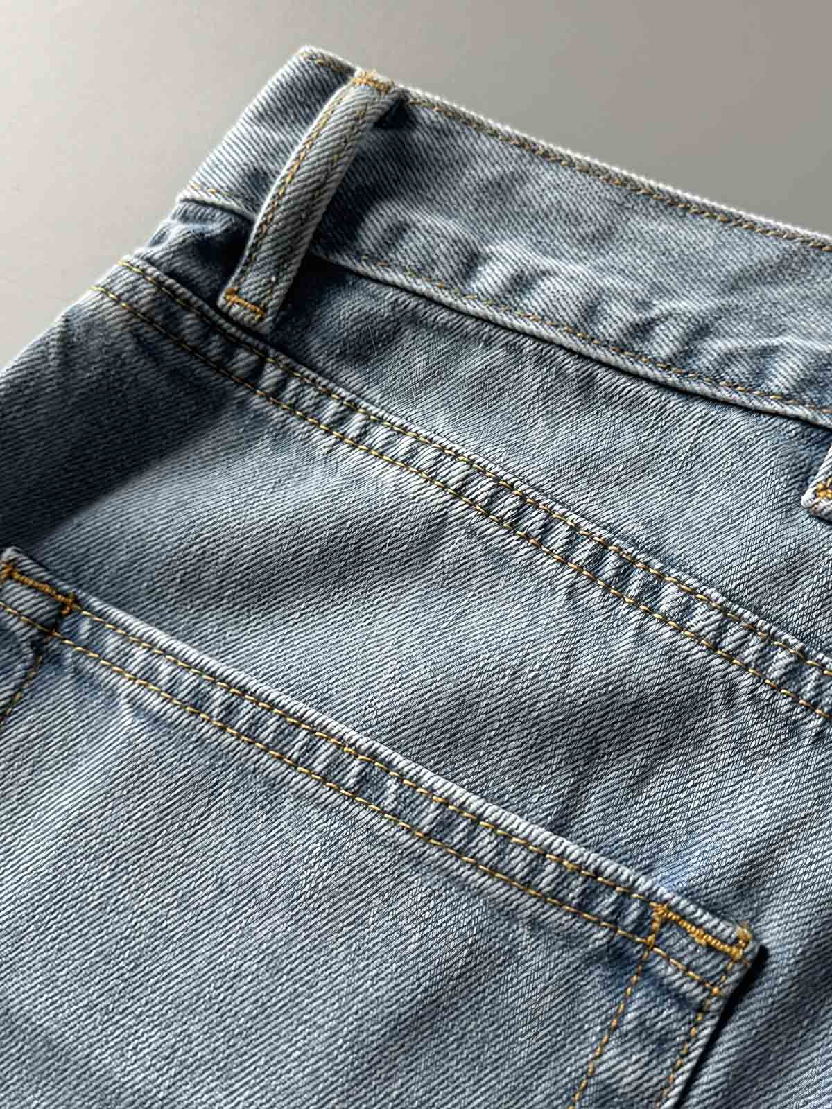 製品画像: 刺繍デザインが特徴のテーパードシルエットデニムパンツ全体画像
詳細画像: ポケット部分の刺繍ディテールとクラシックデニムブルーの生地