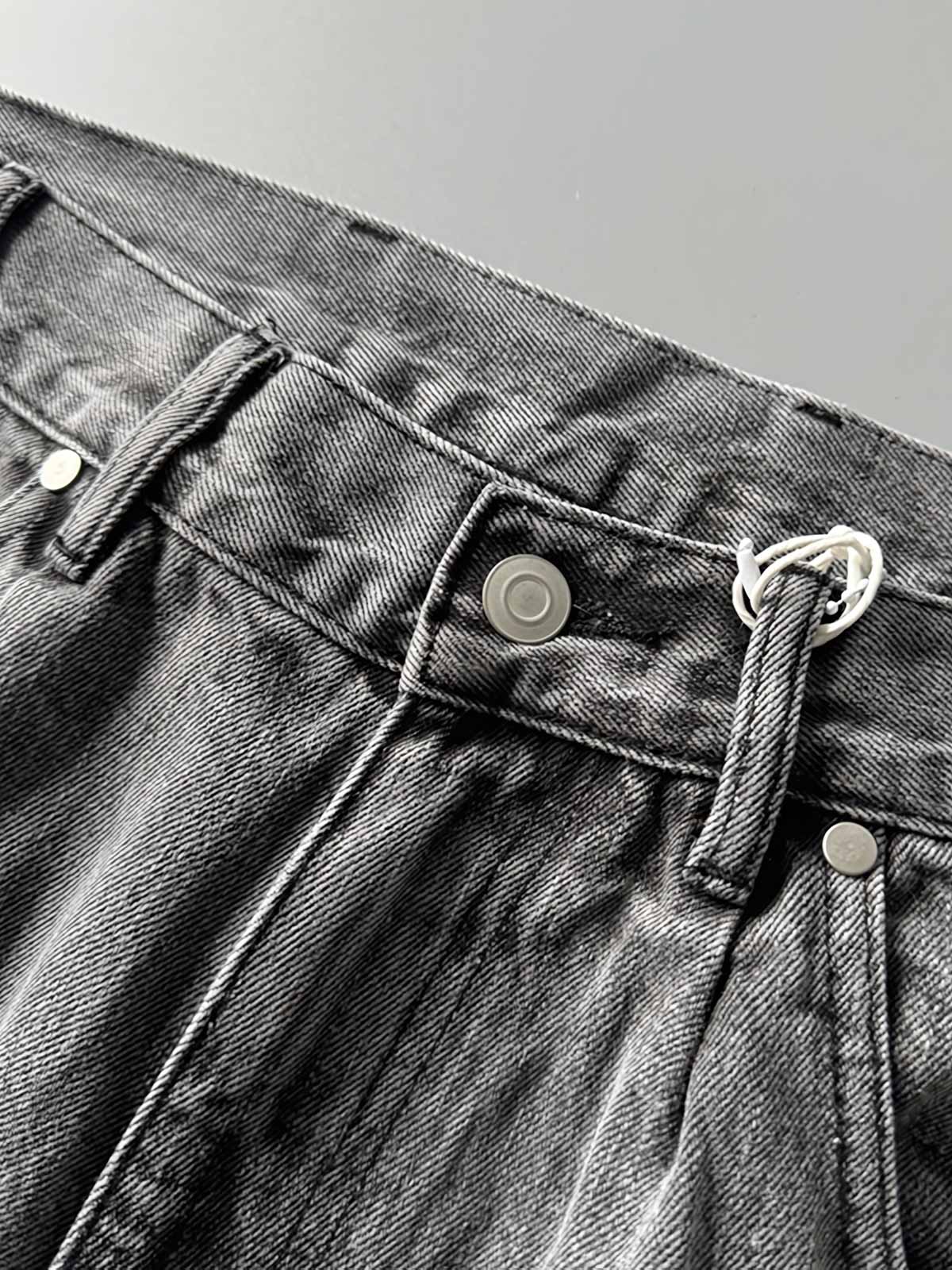 製品画像: 刺繍デザインが特徴のテーパードシルエットデニムパンツ全体画像
詳細画像: ポケット部分の刺繍ディテールとクラシックデニムブルーの生地