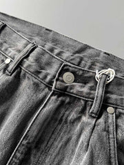 製品画像: 刺繍デザインが特徴のテーパードシルエットデニムパンツ全体画像
詳細画像: ポケット部分の刺繍ディテールとクラシックデニムブルーの生地