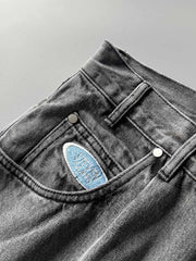 製品画像: 刺繍デザインが特徴のテーパードシルエットデニムパンツ全体画像
詳細画像: ポケット部分の刺繍ディテールとクラシックデニムブルーの生地