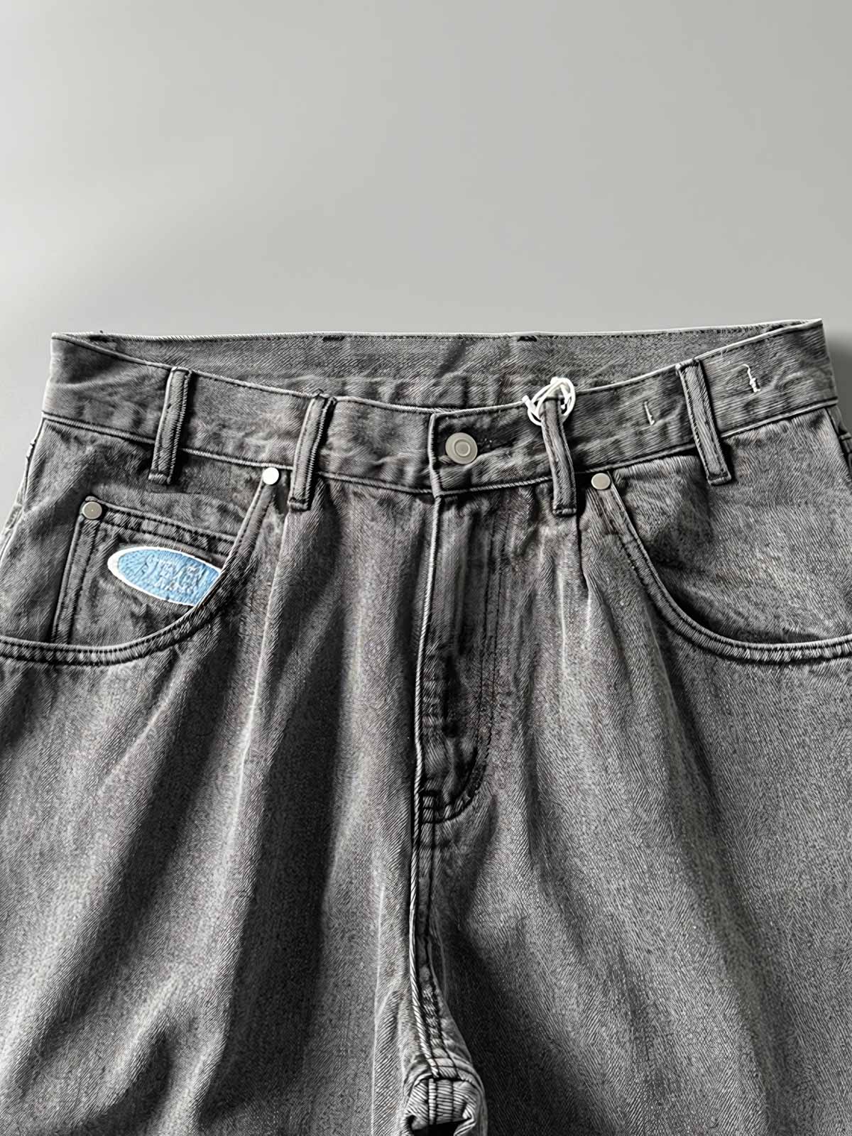 製品画像: 刺繍デザインが特徴のテーパードシルエットデニムパンツ全体画像
詳細画像: ポケット部分の刺繍ディテールとクラシックデニムブルーの生地