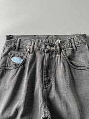 製品画像: 刺繍デザインが特徴のテーパードシルエットデニムパンツ全体画像
詳細画像: ポケット部分の刺繍ディテールとクラシックデニムブルーの生地