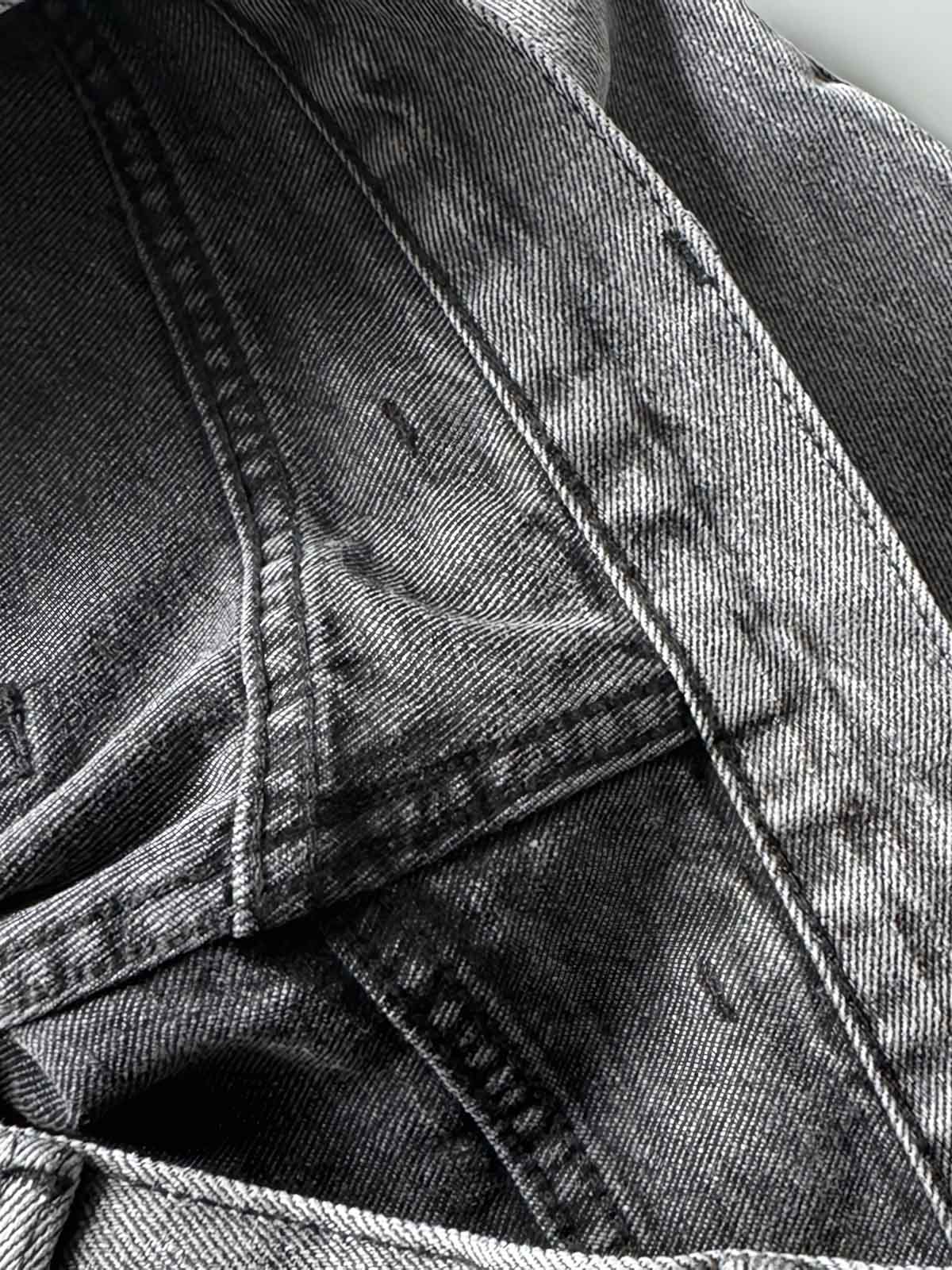 製品画像: 刺繍デザインが特徴のテーパードシルエットデニムパンツ全体画像
詳細画像: ポケット部分の刺繍ディテールとクラシックデニムブルーの生地