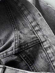 製品画像: 刺繍デザインが特徴のテーパードシルエットデニムパンツ全体画像
詳細画像: ポケット部分の刺繍ディテールとクラシックデニムブルーの生地