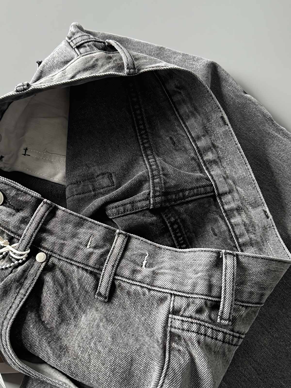 製品画像: 刺繍デザインが特徴のテーパードシルエットデニムパンツ全体画像
詳細画像: ポケット部分の刺繍ディテールとクラシックデニムブルーの生地