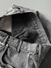 製品画像: 刺繍デザインが特徴のテーパードシルエットデニムパンツ全体画像
詳細画像: ポケット部分の刺繍ディテールとクラシックデニムブルーの生地