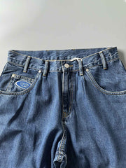 製品画像: 刺繍デザインが特徴のテーパードシルエットデニムパンツ全体画像
詳細画像: ポケット部分の刺繍ディテールとクラシックデニムブルーの生地