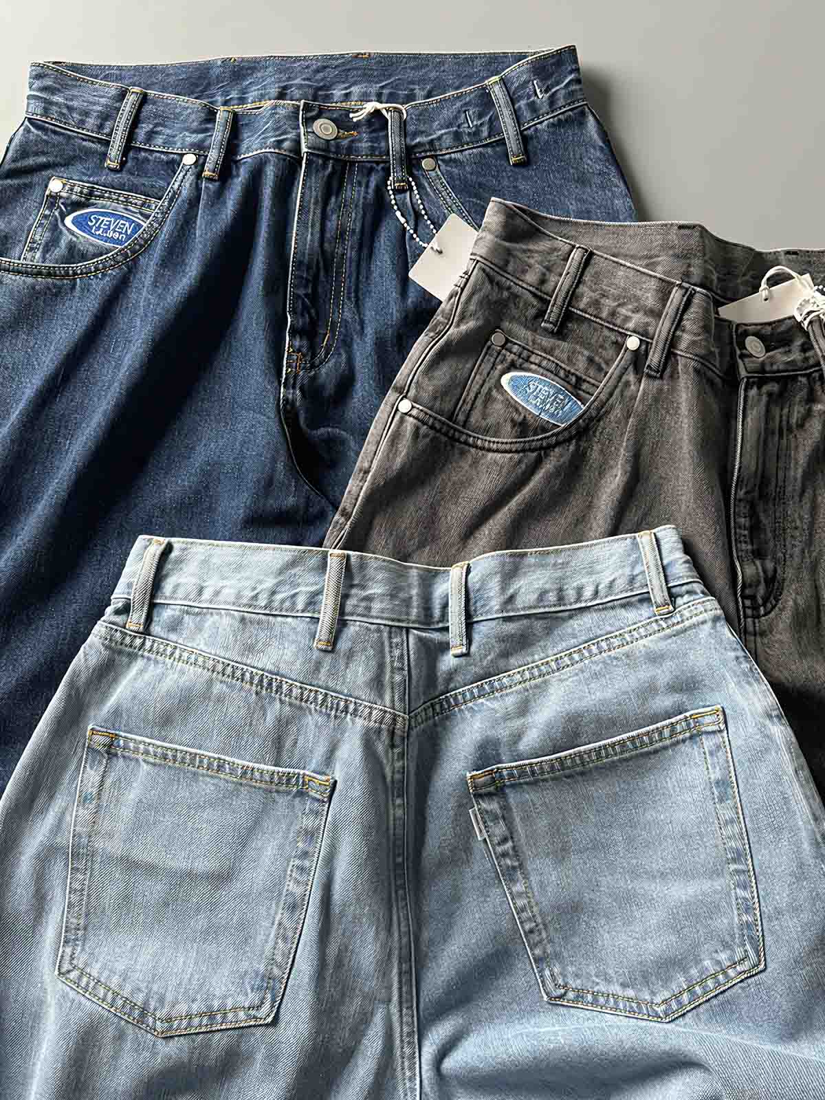 製品画像: 刺繍デザインが特徴のテーパードシルエットデニムパンツ全体画像
詳細画像: ポケット部分の刺繍ディテールとクラシックデニムブルーの生地