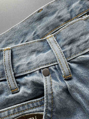 製品画像: 刺繍デザインが特徴のテーパードシルエットデニムパンツ全体画像
詳細画像: ポケット部分の刺繍ディテールとクラシックデニムブルーの生地