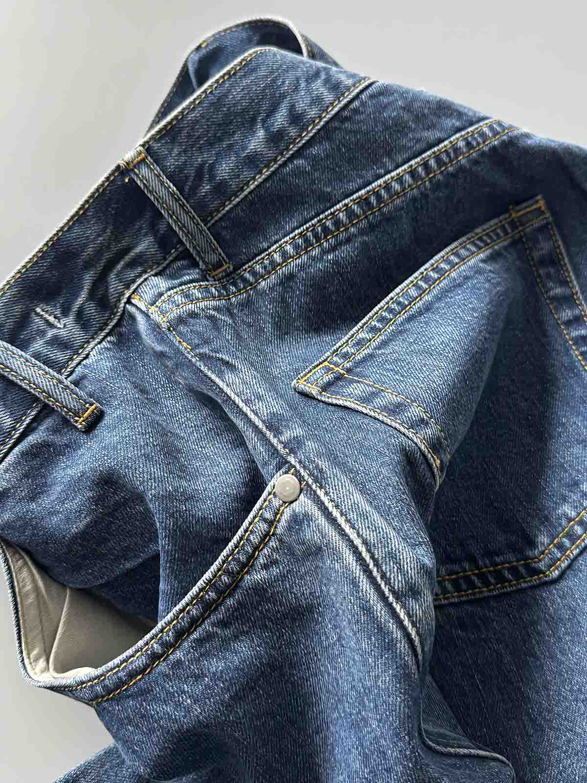 製品画像: 刺繍デザインが特徴のテーパードシルエットデニムパンツ全体画像
詳細画像: ポケット部分の刺繍ディテールとクラシックデニムブルーの生地