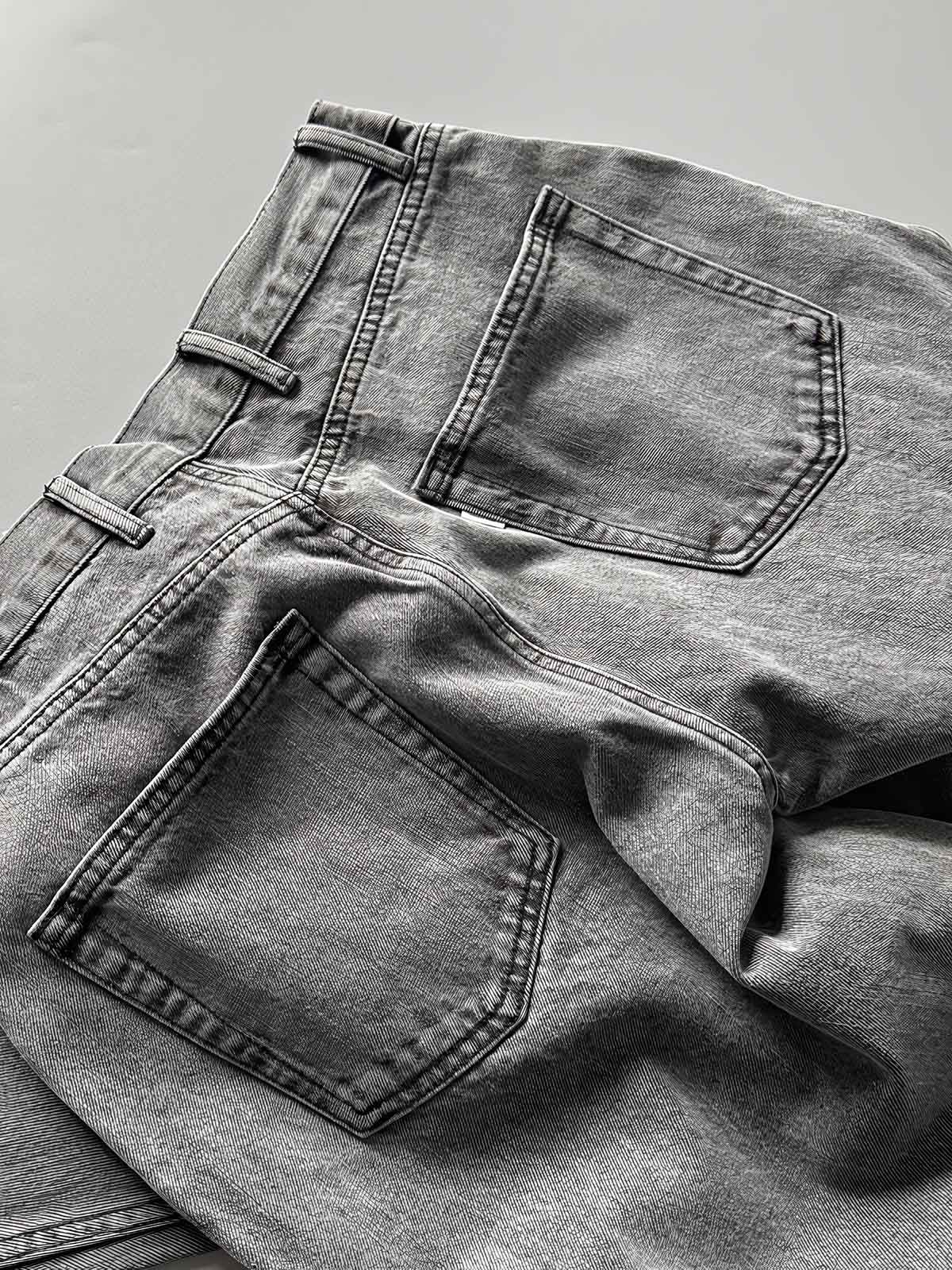 製品画像: 刺繍デザインが特徴のテーパードシルエットデニムパンツ全体画像
詳細画像: ポケット部分の刺繍ディテールとクラシックデニムブルーの生地