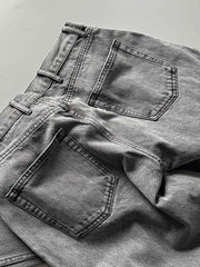 製品画像: 刺繍デザインが特徴のテーパードシルエットデニムパンツ全体画像
詳細画像: ポケット部分の刺繍ディテールとクラシックデニムブルーの生地