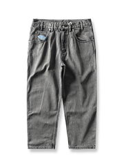 製品画像: 刺繍デザインが特徴のテーパードシルエットデニムパンツ全体画像
詳細画像: ポケット部分の刺繍ディテールとクラシックデニムブルーの生地