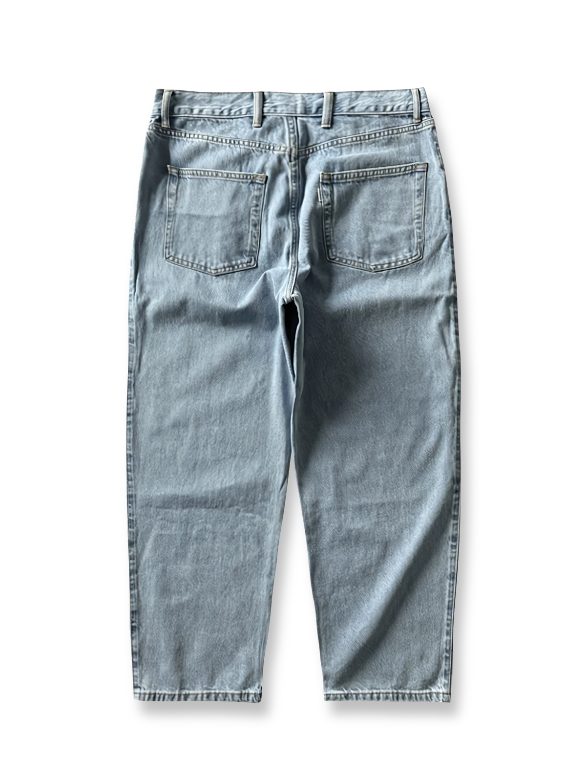 製品画像: 刺繍デザインが特徴のテーパードシルエットデニムパンツ全体画像
詳細画像: ポケット部分の刺繍ディテールとクラシックデニムブルーの生地