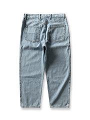 製品画像: 刺繍デザインが特徴のテーパードシルエットデニムパンツ全体画像
詳細画像: ポケット部分の刺繍ディテールとクラシックデニムブルーの生地