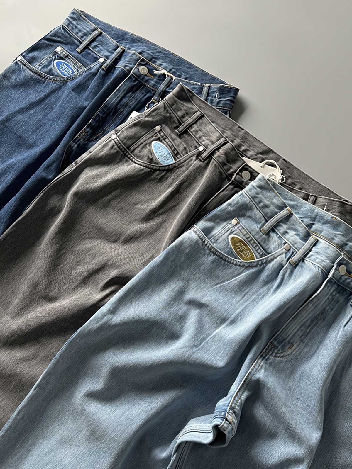 製品画像: 刺繍デザインが特徴のテーパードシルエットデニムパンツ全体画像
詳細画像: ポケット部分の刺繍ディテールとクラシックデニムブルーの生地