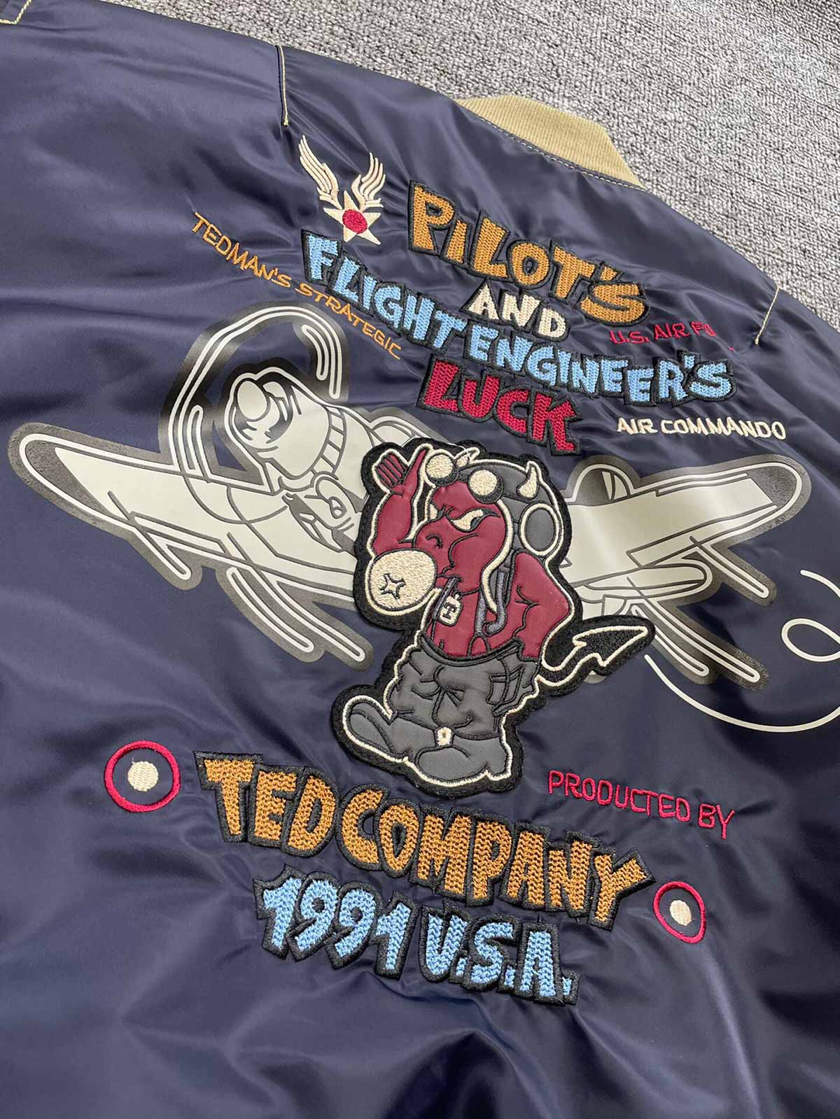 製品画像: ホットロッド・デビル (Hot Rod Devil) テーマのデュポン防水フライトジャケット全体画像
詳細画像: ホットロッド・デビル刺繍とフライトジャケットのデザインディテール