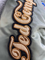 製品画像: ホットロッド・デビル (Hot Rod Devil) テーマのデュポン防水フライトジャケット全体画像
詳細画像: ホットロッド・デビル刺繍とフライトジャケットのデザインディテール