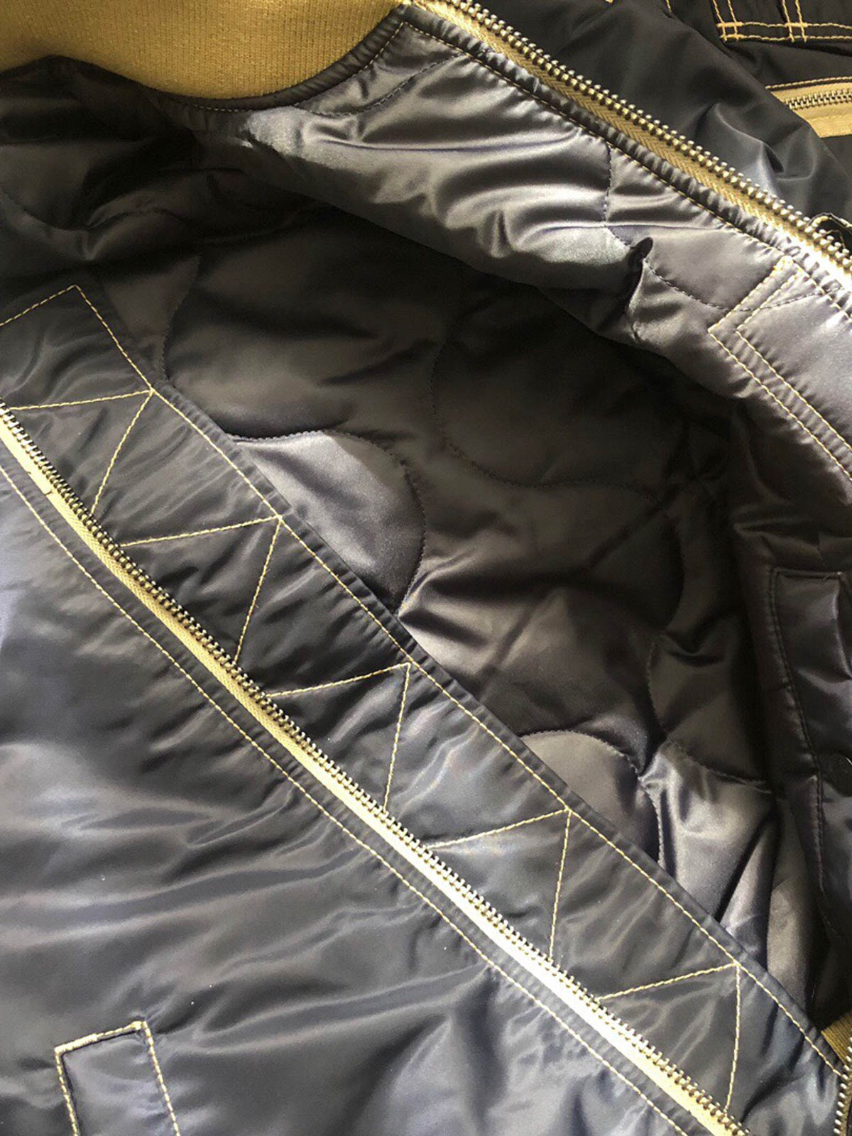 製品画像: ホットロッド・デビル (Hot Rod Devil) テーマのデュポン防水フライトジャケット全体画像
詳細画像: ホットロッド・デビル刺繍とフライトジャケットのデザインディテール