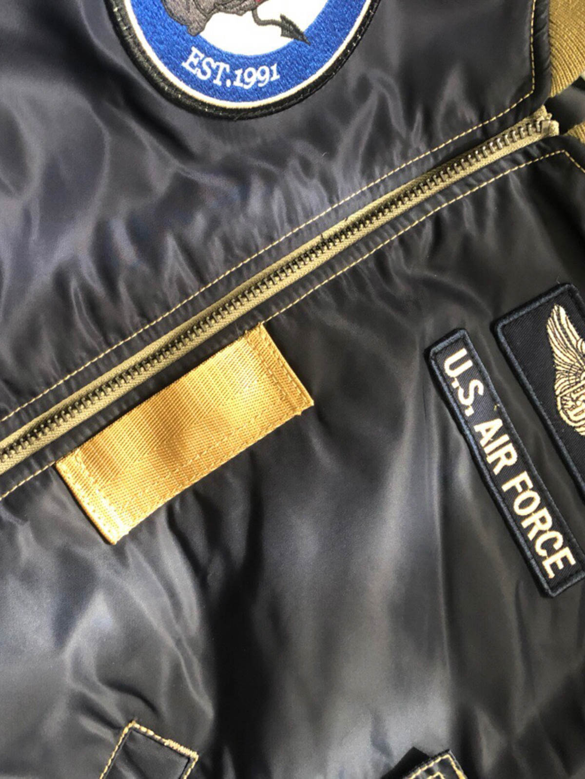 製品画像: ホットロッド・デビル (Hot Rod Devil) テーマのデュポン防水フライトジャケット全体画像
詳細画像: ホットロッド・デビル刺繍とフライトジャケットのデザインディテール