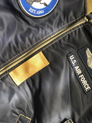 製品画像: ホットロッド・デビル (Hot Rod Devil) テーマのデュポン防水フライトジャケット全体画像
詳細画像: ホットロッド・デビル刺繍とフライトジャケットのデザインディテール