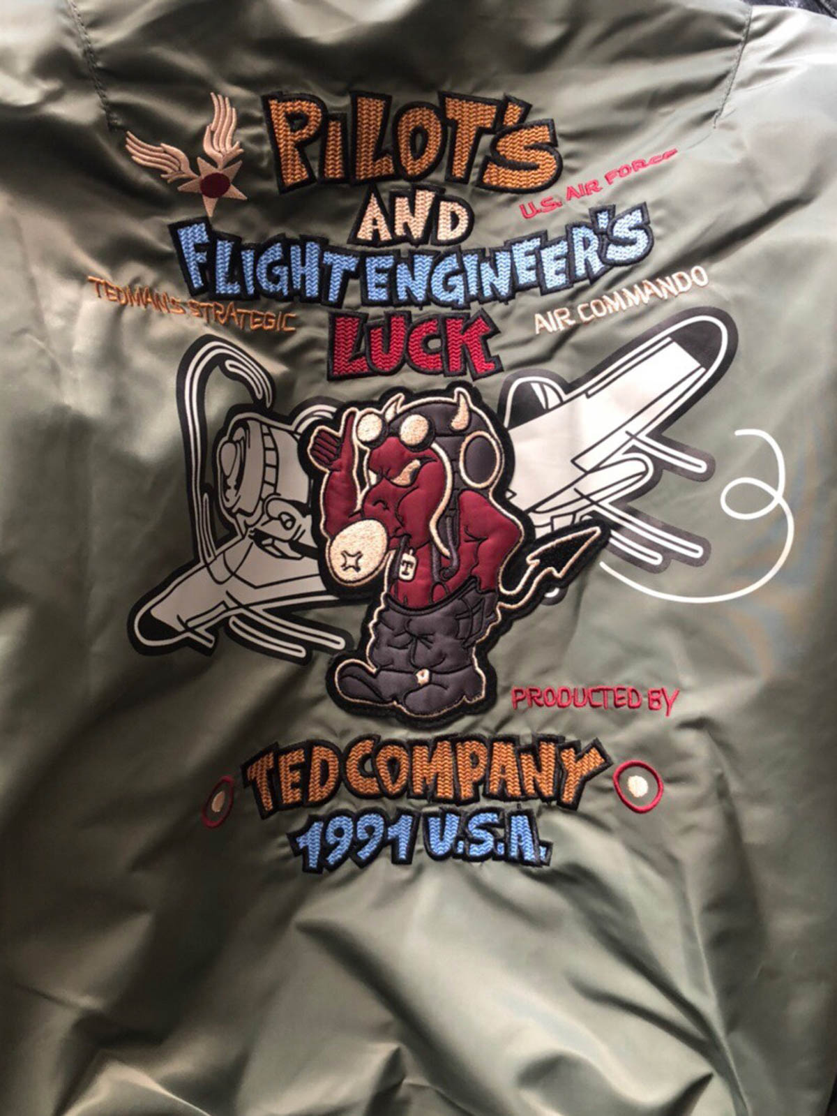 製品画像: ホットロッド・デビル (Hot Rod Devil) テーマのデュポン防水フライトジャケット全体画像
詳細画像: ホットロッド・デビル刺繍とフライトジャケットのデザインディテール