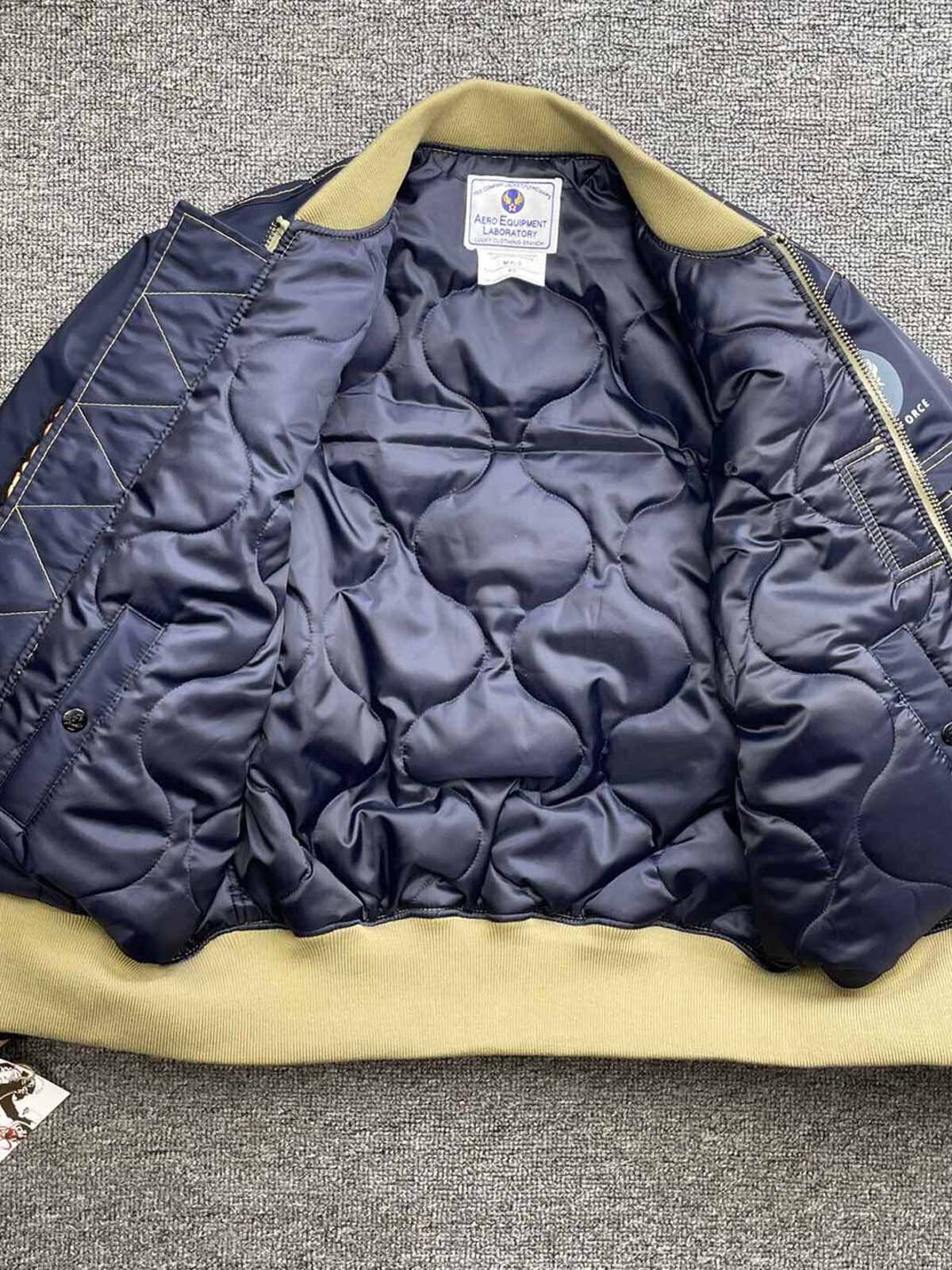 製品画像: ホットロッド・デビル (Hot Rod Devil) テーマのデュポン防水フライトジャケット全体画像
詳細画像: ホットロッド・デビル刺繍とフライトジャケットのデザインディテール