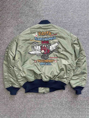 製品画像: ホットロッド・デビル (Hot Rod Devil) テーマのデュポン防水フライトジャケット全体画像
詳細画像: ホットロッド・デビル刺繍とフライトジャケットのデザインディテール