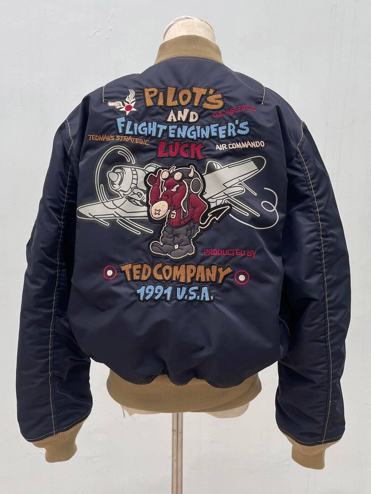 製品画像: ホットロッド・デビル (Hot Rod Devil) テーマのデュポン防水フライトジャケット全体画像
詳細画像: ホットロッド・デビル刺繍とフライトジャケットのデザインディテール