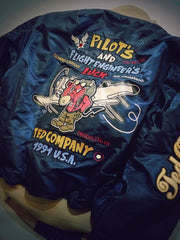 製品画像: ホットロッド・デビル (Hot Rod Devil) テーマのデュポン防水フライトジャケット全体画像
詳細画像: ホットロッド・デビル刺繍とフライトジャケットのデザインディテール