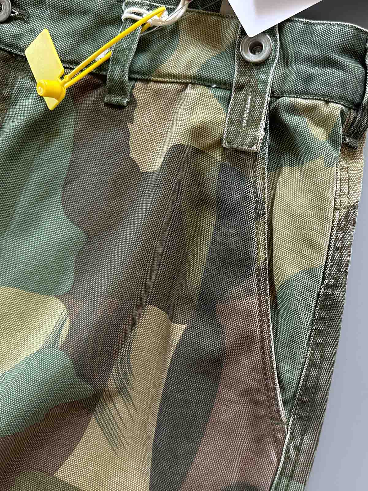 YKKスナップボタンとサスペンダー ディテール画像