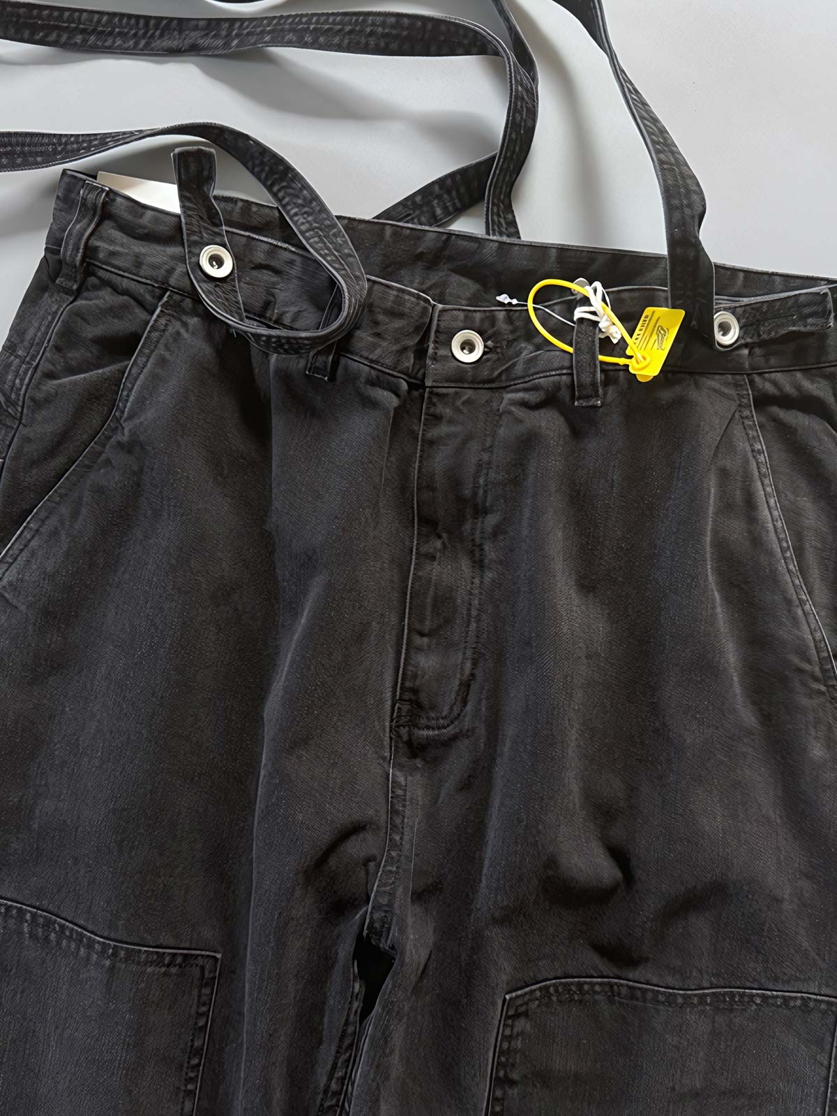 YKKスナップボタンとサスペンダー ディテール画像