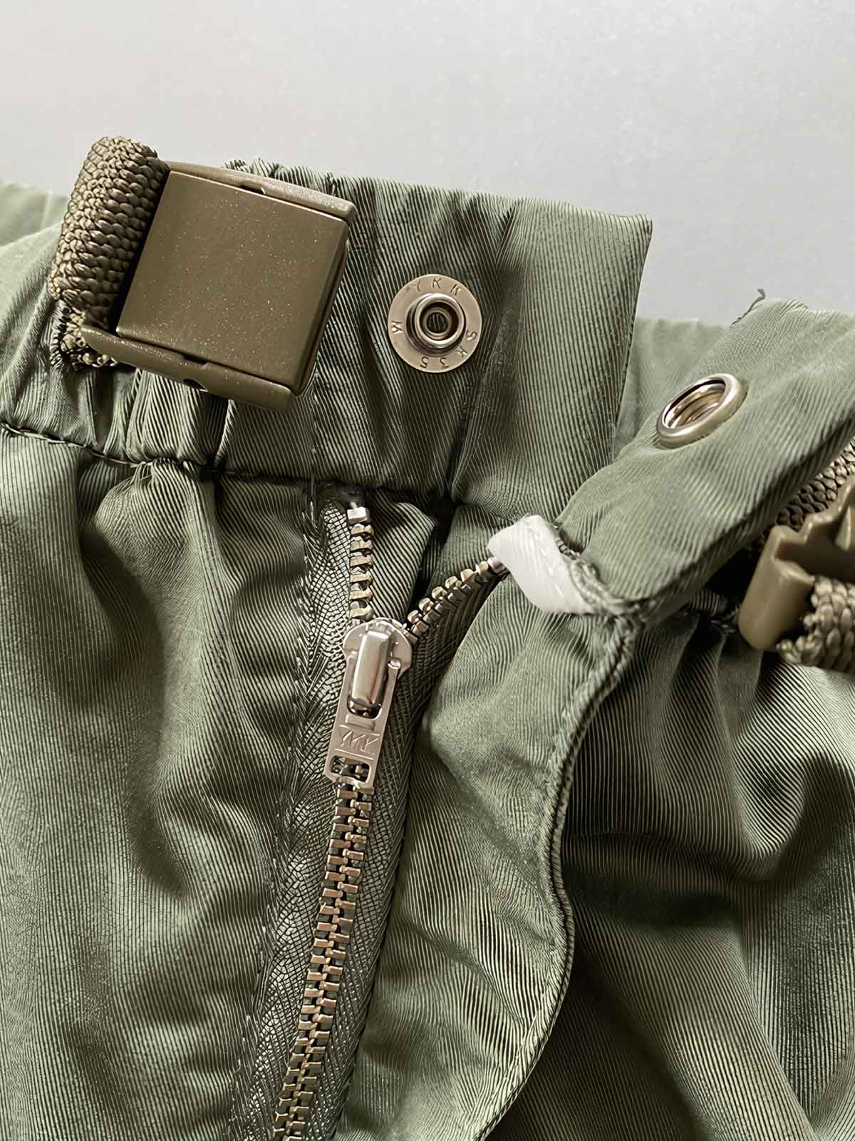 プリントポケットとウエストストラップ ディテール画像