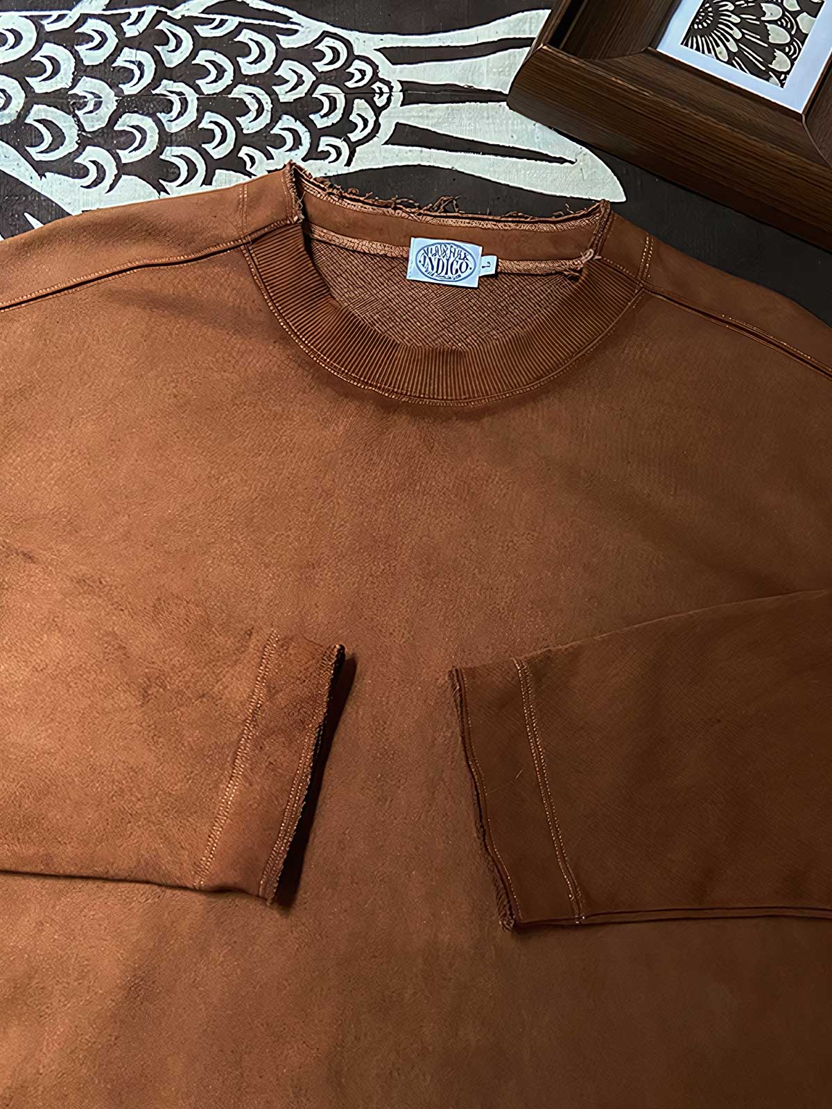 フリンジ付きのネックラインと袖口 ディテール画像